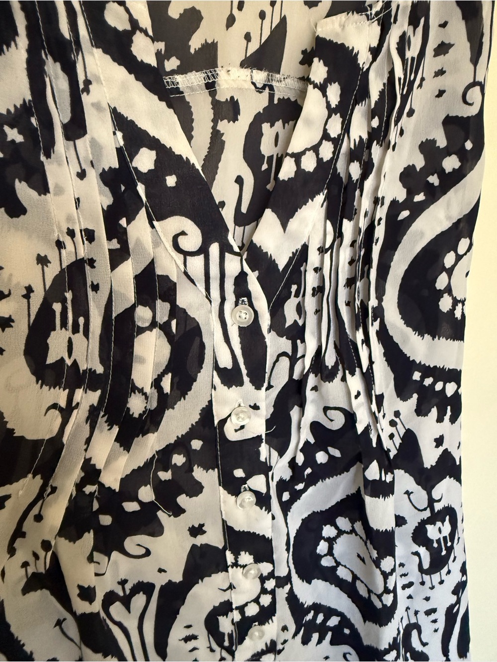 2 for $10 ALFRED SUNG Navy & White Printed Sleeveless Button-Front Camisole - Picture 4 of 6